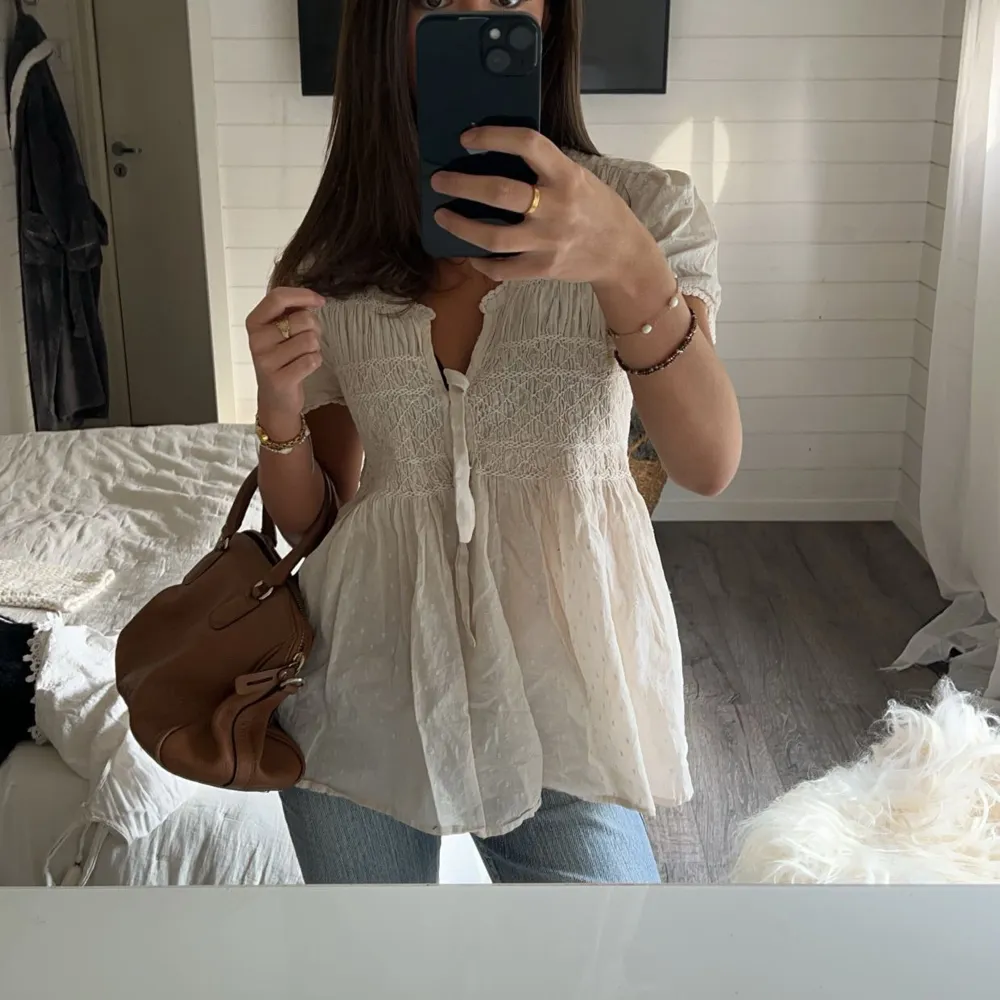 En super snygg beige blus från oss molly💕. Blusar.