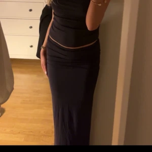 Sett med kjol och tröja - Jätte fint sett från Gina tricot som knappt är anvöndt med en lång kjol och en topp till som är jätte fina ihop men också själva med nått annat