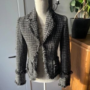 Kavaj  - Kavaj från Åhléns i stl 34. Yttertyg 100% akryl. Foder 100 % polyester.