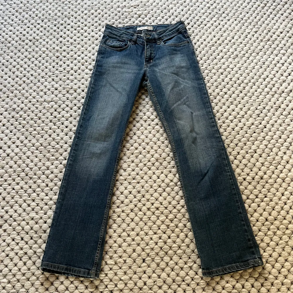 Säljer dess lowwaist jeans perfekta till hösten!🍁passar någon runt 1,60 cm. Midjemått 35 cm, innerbenslängd 75 cm. Jeans & Byxor.