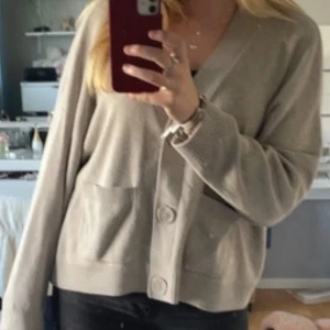 Kofta  - Jätte fin kofta från hm. Perfekt till hösten. Inga defekter. Köpt för 400kr 