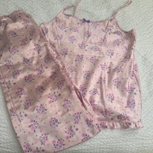  Satin Pyjamas sett - Jätte fint o blommigt satin pyjamas sett i storlek 170