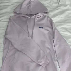 Vans hoodie - Säljer en vans hoodie i nyskick som jag aldrig använt. Den är ljusrosa men ser lila ut på bilden. Jätteskönt material!!