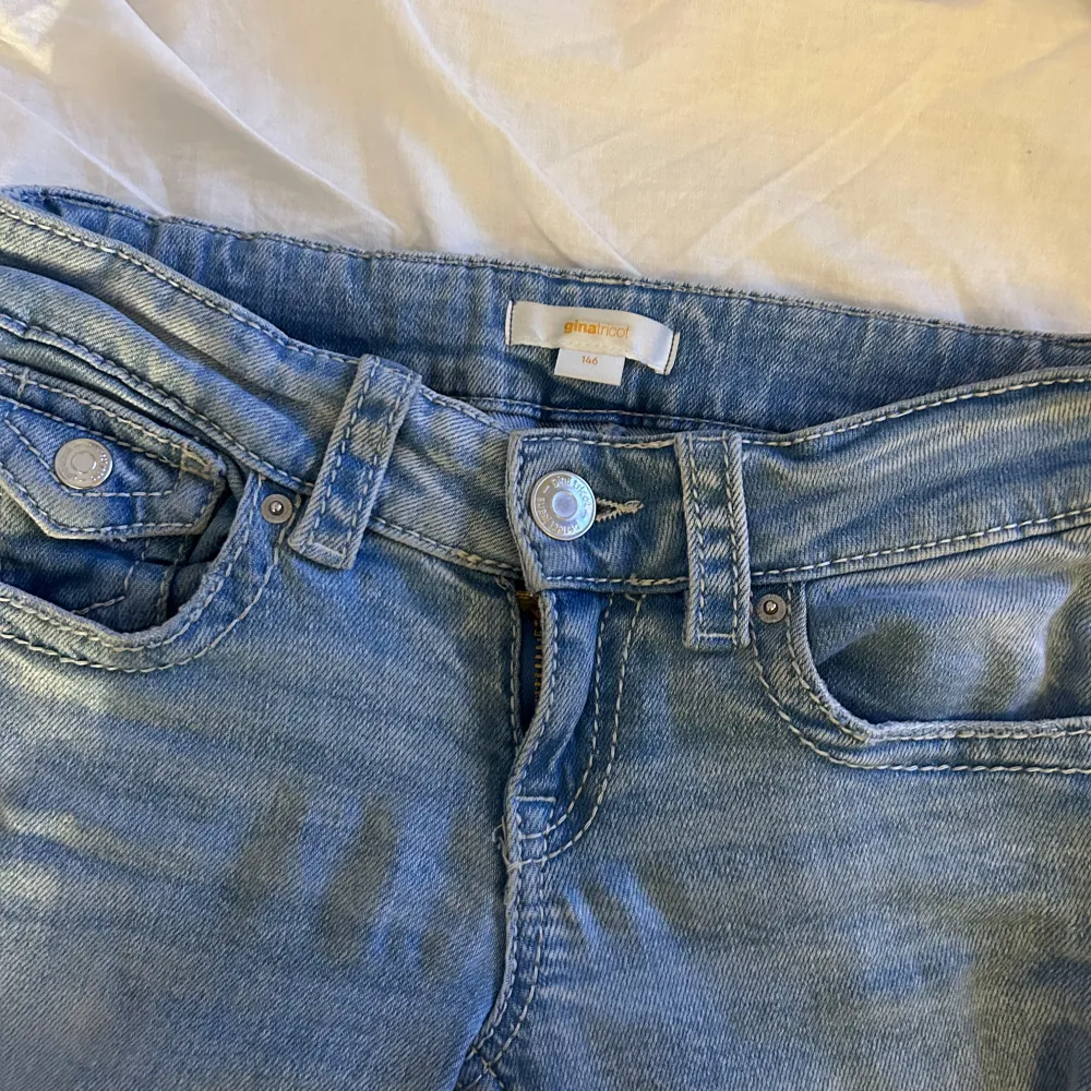 Säljer mina lågmidjade bootcut jeans med fickor från Gina Young. Det är i 146/152 tall och jag har även sprätt upp nertill och de passar bra i längden på mig, jag är 1,60🩷. Jeans & Byxor.