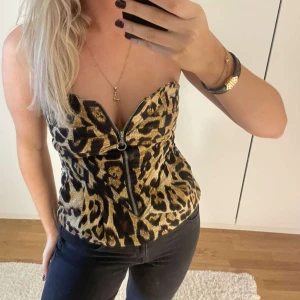Leopard topp - Super koll leopard topp i korsett liknande modell 💕💕till en början en klänning men har gjort det till en topp💕helt ny 
