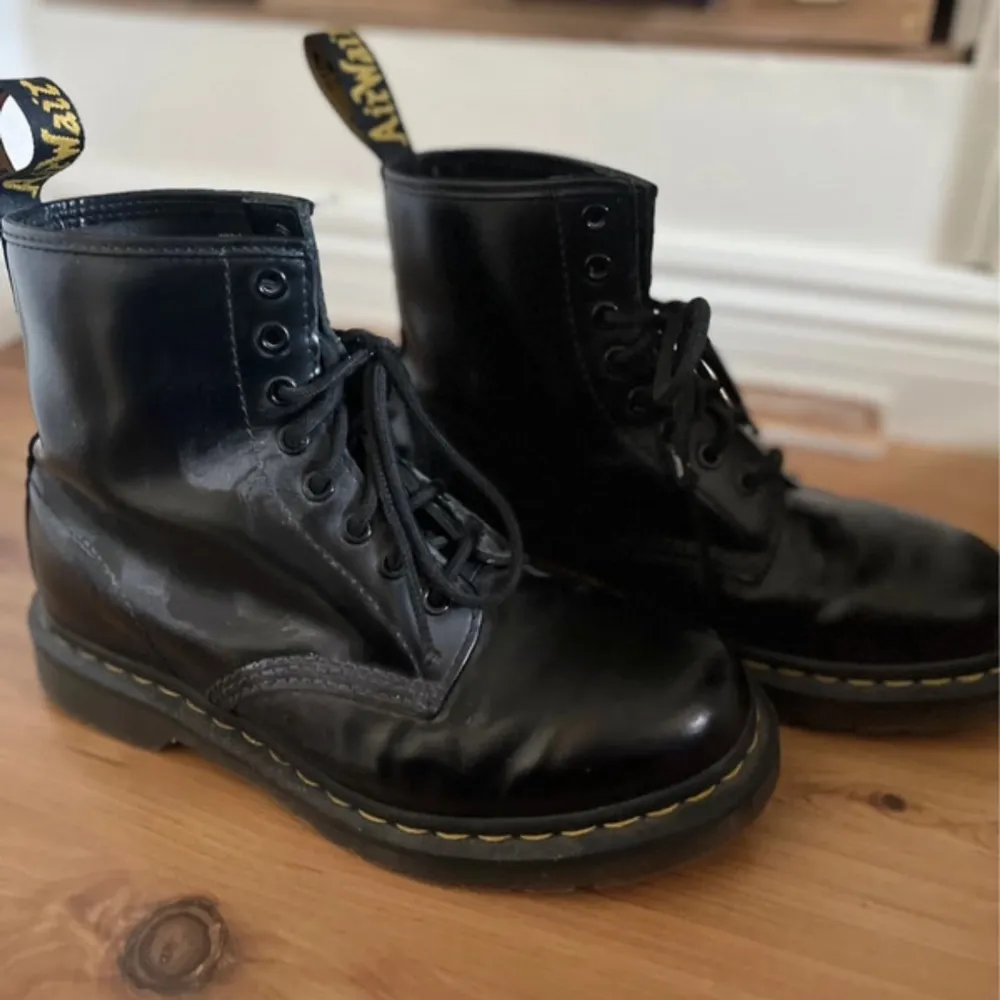 Väldigt snygga dr.martens  Inte använda på länge  Bra skick. Skor.