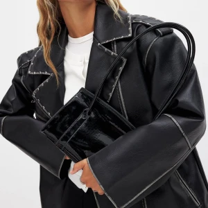 Slutsåld skinnjacka från NA-KD  - -Skinnjacka från NAKD använd 2 gånger. -Storlek 34 men väldigt oversized så passar 36. -Säljer pga får ingen användning för den.  Nypris: 1500kr 