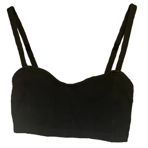 Bralette crop top Brandy Melville - Svart bralette crop top med cut outs från Brandy Melville💓 storlek onesize