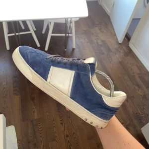 Valentino flycrew - Säljer dessa snygga valentino flycrew, blåa storlek 43, säljer dom för jag inte använder dom längre, liten skada på sulan