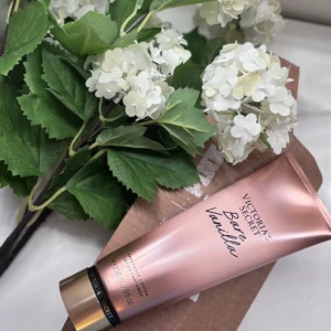 Victoria's Secret Bare Vanilla Fragrance Lotion - Säljer en lyxig doftlotion från Victoria's Secret i doften Bare Vanilla. Den kommer i en snygg, roséguldig tub med sexig doft. Perfekt för att återfukta huden och lämna en härlig vaniljdoft. 236 ml.