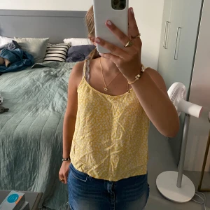 Gult linne - Superfint gult sommarlinne som knappt använts! Kom privat för mer detaljer. Använd gärna köp nu!☺️