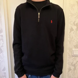Ralph lauren halv zip svart - Säljer denna Ralph lauren tröjan. Den är använd fåtal gånger och i väldigt bra skick. Storlek M.