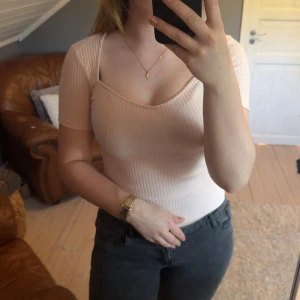 Fin kortärmad tröja  - Gina Tricot S