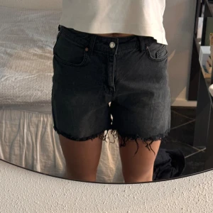 Jeansshorts - Gråa jeansshorts i sliten tvätt från H&M! Jeansshortsen är lite längre och har fransar som gör att de ser vintage ut🩷