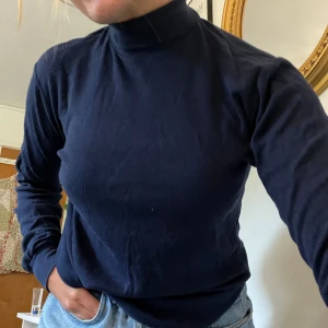 Skön marinblå polo - Polo från benger 100% bomull. Frakt tillkommer på 58kr 🫶🏻