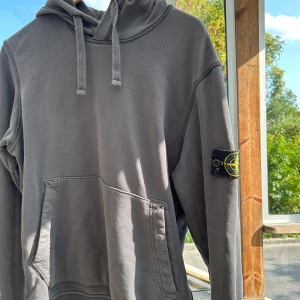 Stone island hoodie - Säljer min Stone island hoodie pga för liten  Sparsamt använd mycket gott skick pris går att diskuteras vid snabb affär 