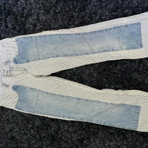 Lågmidjade bootcutjeans 🤍💙 - Supercoola randiga bootcutjeans💙🩵stl 164 men passar en XS/liten S!