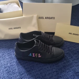 Arigato Clean 90s - Limiterade Arigatos strl 44 som är i väldigt bra skick. Köpte dom för 2500 kr och säljer då jag har köpt nya skor och dessa inte kommer till användning. Allt tillbehör på bilden följer med och det är bara att skriva vid funderingar. Frakten står🫵för.