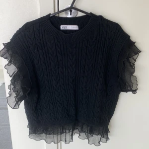 Topp med volanger - Super söt topp med volanger🖤passar både en S och M