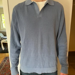 RILEY tröja blå - Säljer nu min RILEY tröja som nästan aldrig använts. Köpte den på Brothers för 1000kr, men har tyvärr inte sparat något kvitto. Tröjan är gjord av 100% bomull och saknar större defekter/fläckar. Skriv om du är intresserad eller vill ha fler bilder!