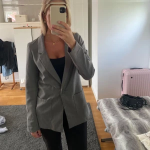 Grå kavaj - Säljer denna fina gråa kavaj från hm. 