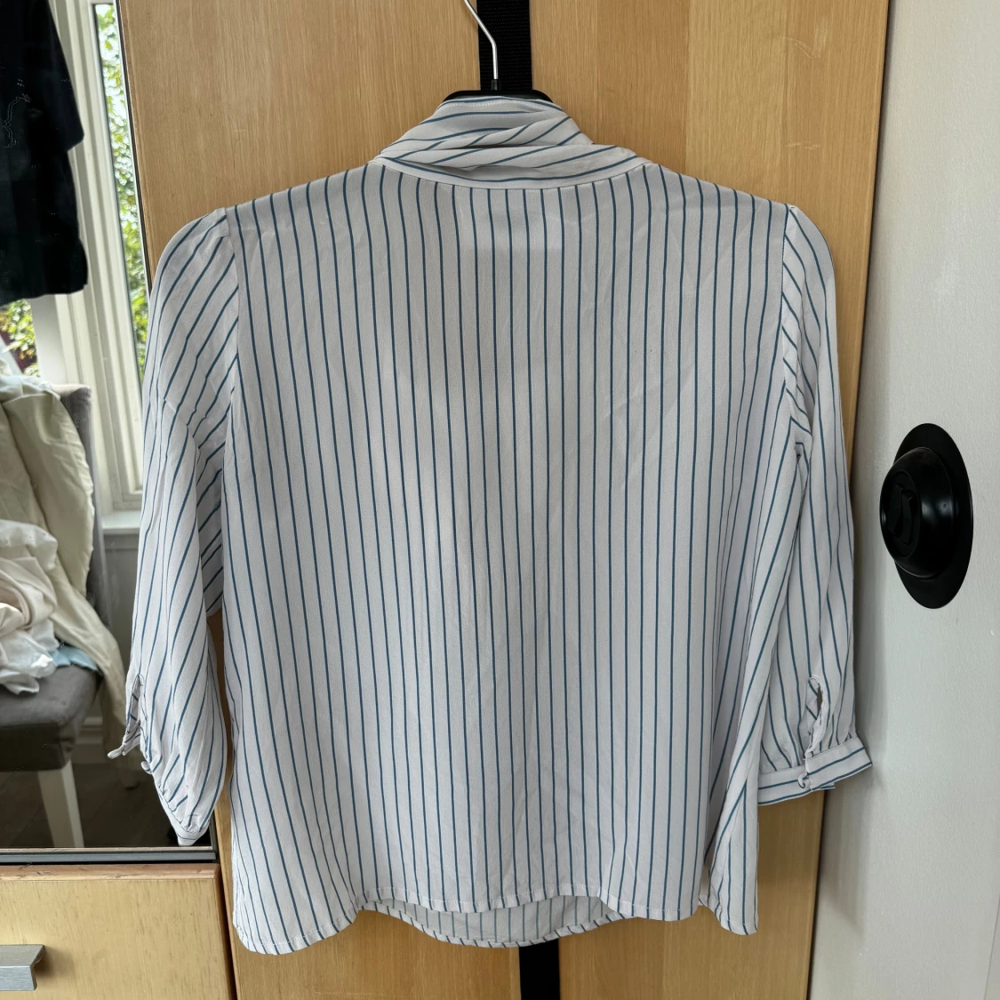 Vacker blåvit knytblus - 92