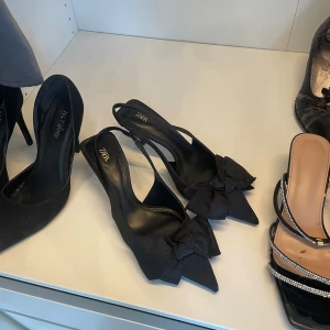 Spetsiga klackar med rosett  - Spetsiga klackar från zara, använda en gång. Helt i nyskick med en söt rosett längst fram. Jätte trendiga och slutsålda men de är desvärre lite för små på mig. Postar via Swish och postnord alternativt mötas i Stockholm. 🩷 köpta för 379kr. 