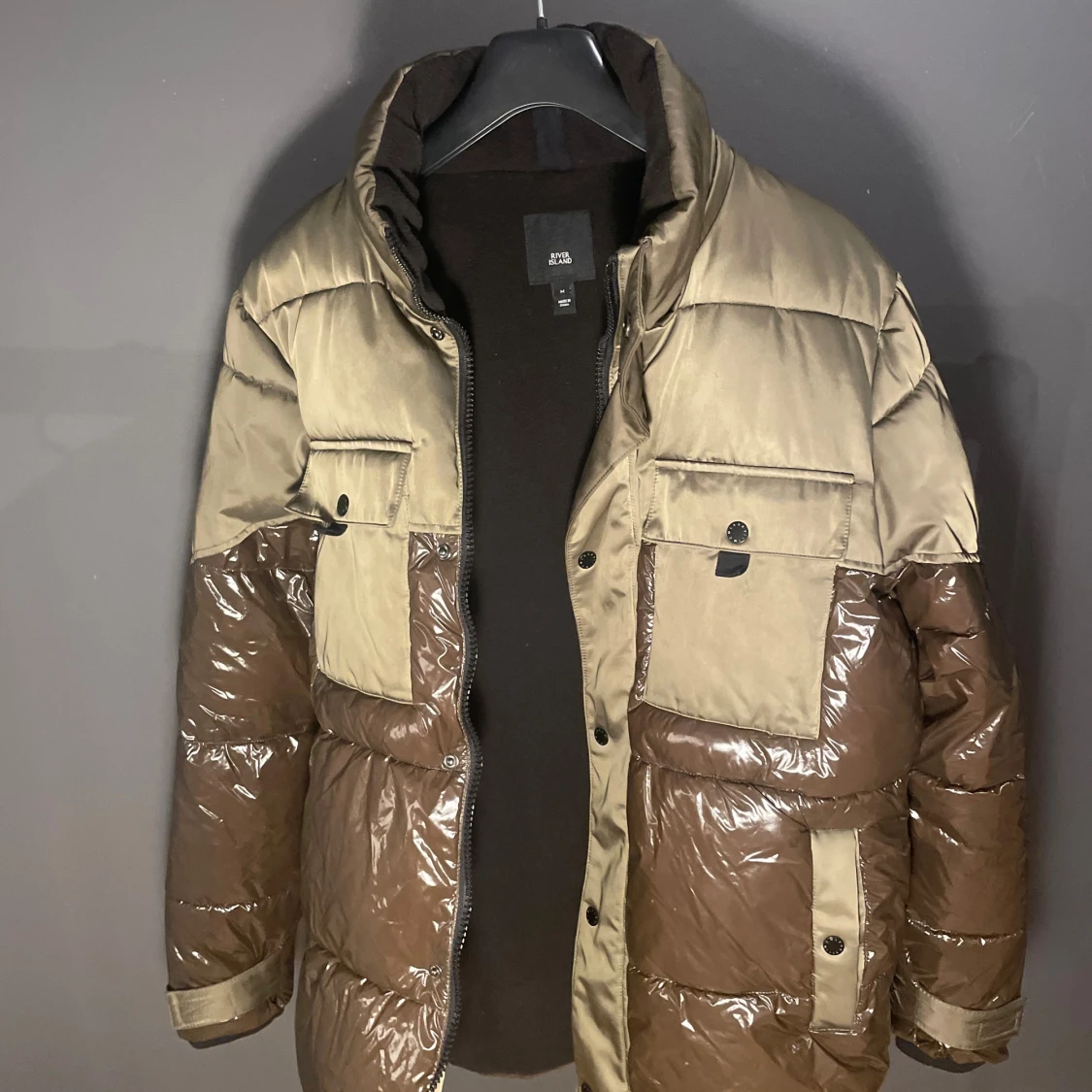 Beige och brun pufferjacka från River Island