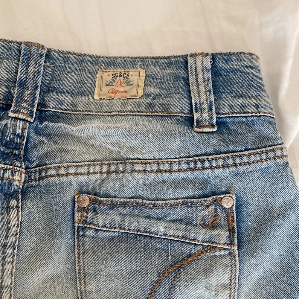 Jättesnygga jeansshorts som är för stora för mig, står storlek 8/30 men skulle säga att dem passar storlek S  Framfickorna är ihåliga (se sista bild). Shorts.