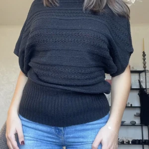 Kortärmad stickad tröja - Säljs i befintlig skick, lite nopprig men inga deffekter 