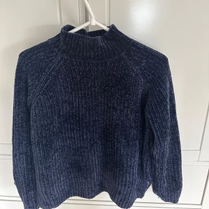 Marinblå tröja - Marinblå tröja i manchester material, använd men väldigt bra skick❤️
