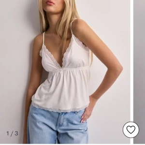 Linne - Jättegulligt vitt linne ifrån Nelly i strl XS💞 De är endast testat så de är i ny skick. Nypris är 249kr