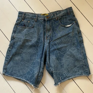 Butter Shorts - Butter byxor med spindelnätmönster, avklippta till storts. Riktigt baggy! 