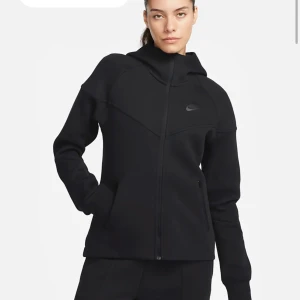 Nike tech hoodie - Knappt använd, nytt skick. Köpt för ordinarie pris 1500kr. Snabb affär billigare pris