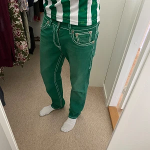 True Religion Byxor - Gröna Trueys med vita sömmar. Grymt skick, hör av dig för mått eller andra funderingar.