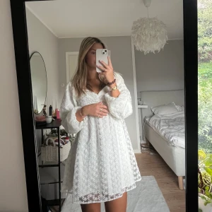 Vit miniklänning med puffärm - Säljer min fina studentklänning från NA-KD🤍 Endast använd en gång. Orginalpriset är 699 kr och storleken är 36 och passar mig som är 174 cm🫶🏼🫶🏼