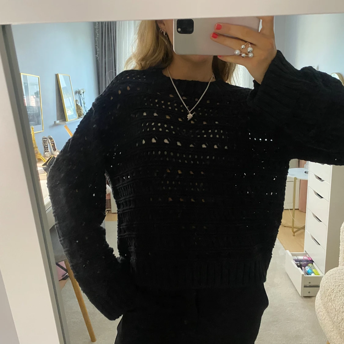Svart hålstickad tröja