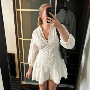 Zara Klänning - Så fin klänning från zara 💕 Med knytning i ryggen, bara använd 2 gånger Strl L men skulle mer säga att den sitter som M