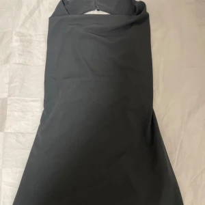 Halterneck topp - Halterneck topp med öppen rygg, är i väldigt bra skick 💕