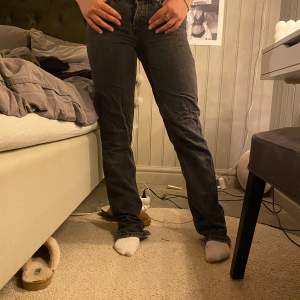 Lite slitna längst nere pga dom är för långa och har gått på dom. Low waist jeans från lager 157 ”icon”. Strl xxs💞