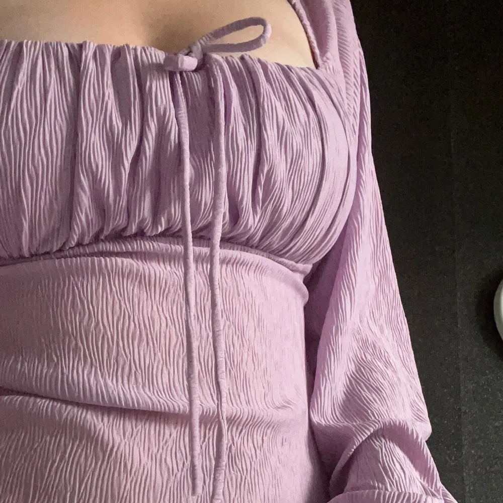 En underbar blus från Gina som inte säljs längre men som är i underbart skick, det står storlek S men skulle mer säga att den passar xs-s, perfekt nu till hösten💜Om ni vill ha bilder eller information kan ni kontakta oss, vid köp postar vi nästa dag🎀. Puserot.
