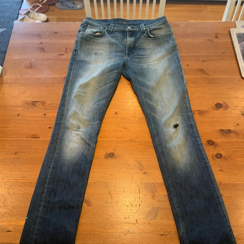 Nudie jeans i fint skick med passform slim/regular, liten skada långt ner på baksidan av benet men inget man tänker på.   Storlek 31/34. Jeans & Byxor.