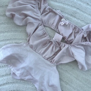 Söt tröja🥰 - Jätte söt tröja från Asos. Ny med prislapp! Den är öppen i ryggen.