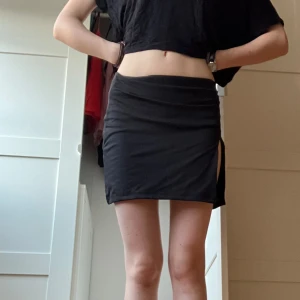 Svart mini kjol - Snygg tight fitting mini kjol från glassons, köpt på nya Zealand. Skriv om funderingar💞💞