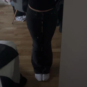 svarta low waist jeans!!💗 - Ett par jeans från lager 157. fina och sitter bra på. 