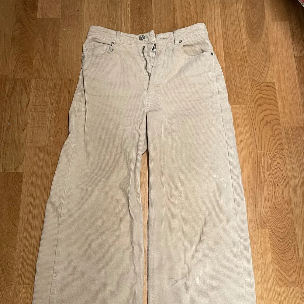 Den har byxa är små för mig även jag har storlek 34 och har använt den några gånger. Från H&M , high waist . Jeans & Byxor.