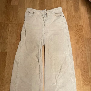 High waist  - Den har byxa är små för mig även jag har storlek 34 och har använt den några gånger. Från H&M , high waist 