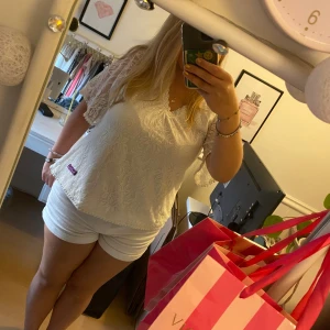 Spets tröja  - Jätte fin spets tröja men som tyvärr inte kommer till användning!! 