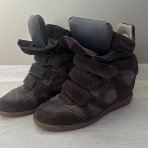 Isabel marant - Bruna Isabel marant i stolek 40, ganska använda men i gott skick.  Har en defekt inne i sulan men inget som syns eller käns!   Perfekt till hösten🙌
