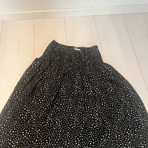 Fin långkjol  - Bra skick. Kom med prisförslag💕 Svart med vita prickar på. Pris går att diskutera 